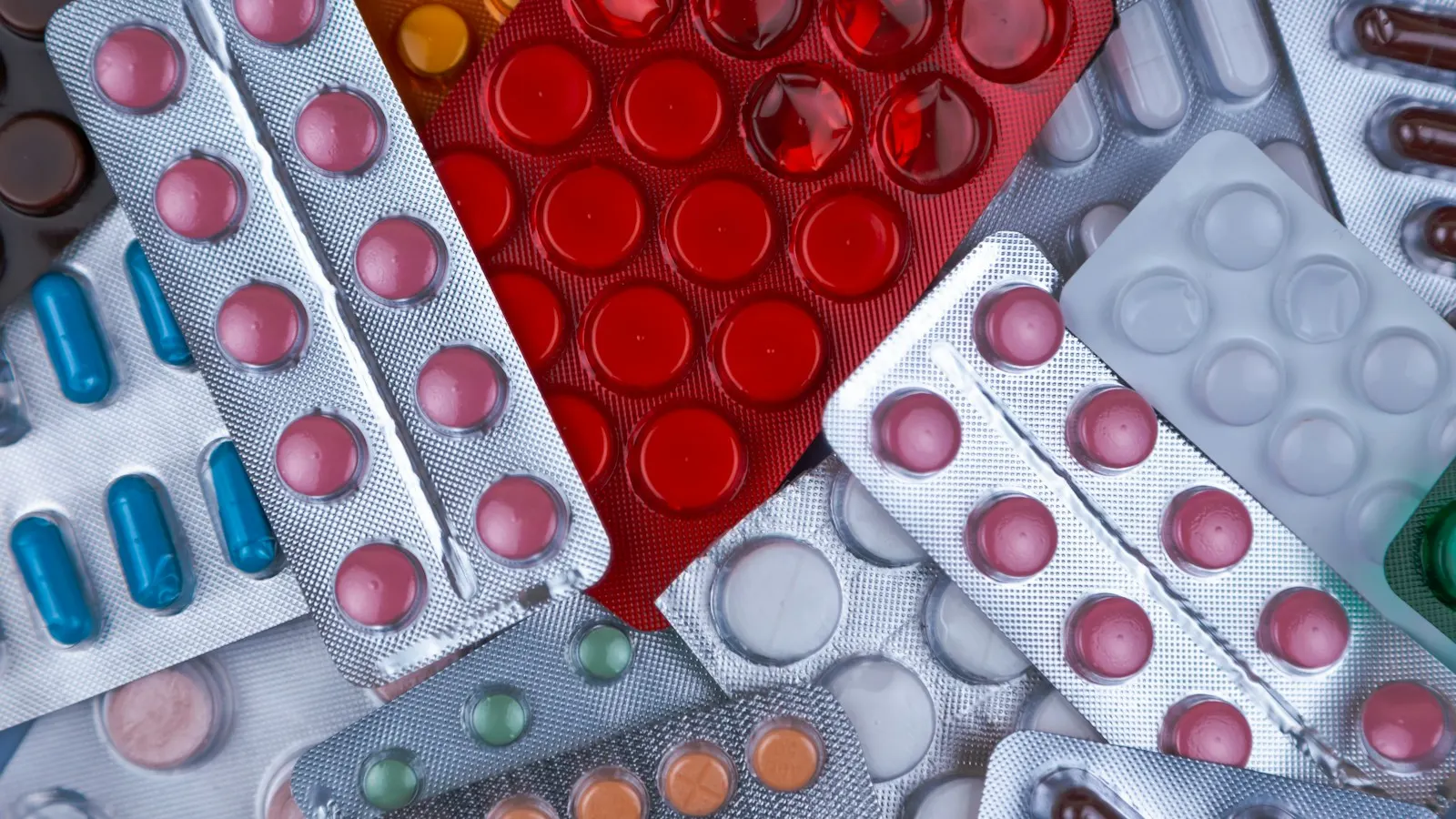 Blísters de medicamentos de distintos colores