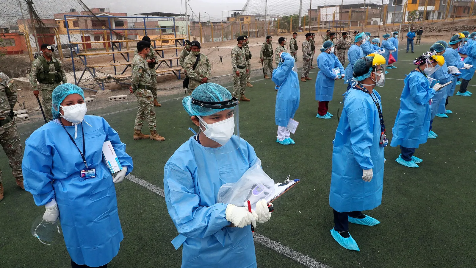 Personal de salud con equipo de protección durante un operativo en Lima